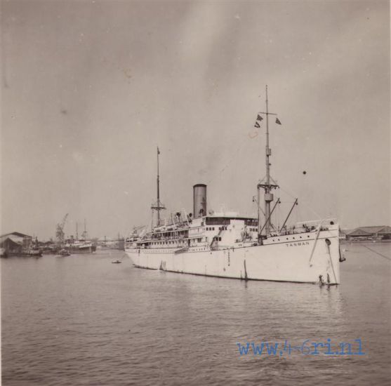 Schip voor anker in de haven van Batavia