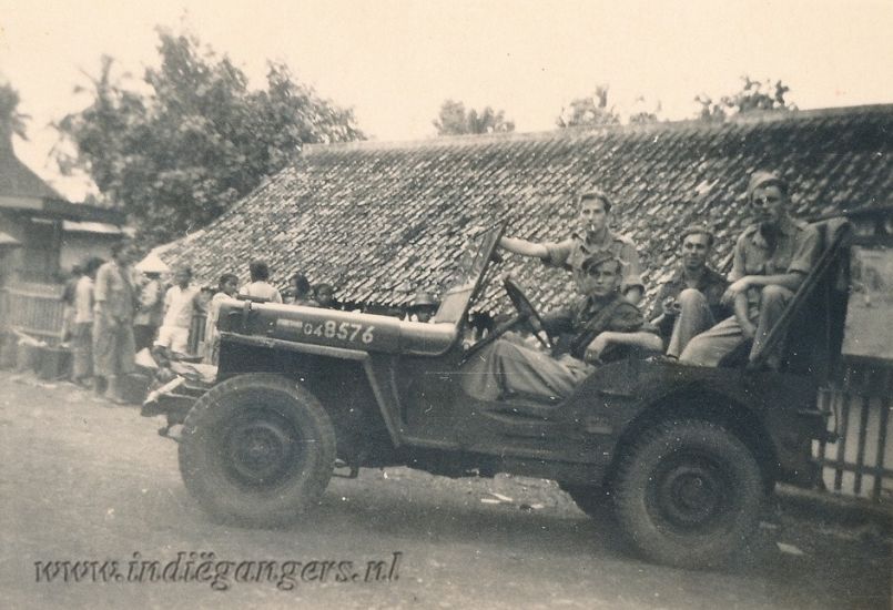 160 4 militairen in de jeep 04 8576 in een kampong bij Bodja