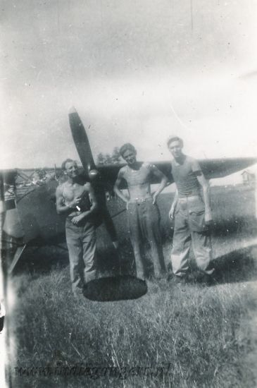 124 met zn drieen bij het vliegtuig Werepe 5 mei 1948