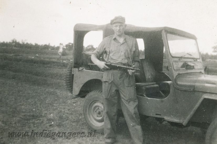 128 November 1949 Pallimana West Java met de Sten in de aanslag bij de jeep