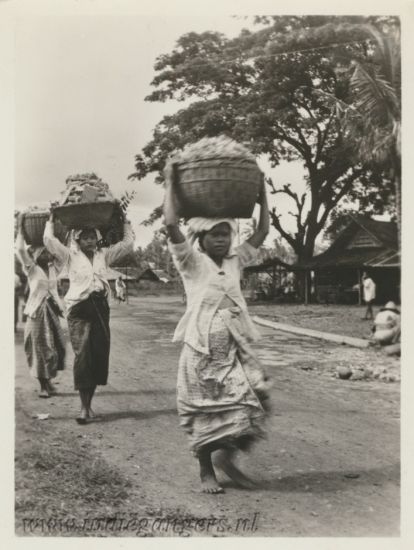 A17 kaart Kaholiek Thuisfront Indonesische vrouwen met manden op hun hoofd voor vervoer