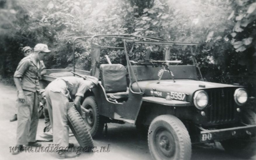 180 Band verwisselen van de jeep 04 5997 met bren voorop