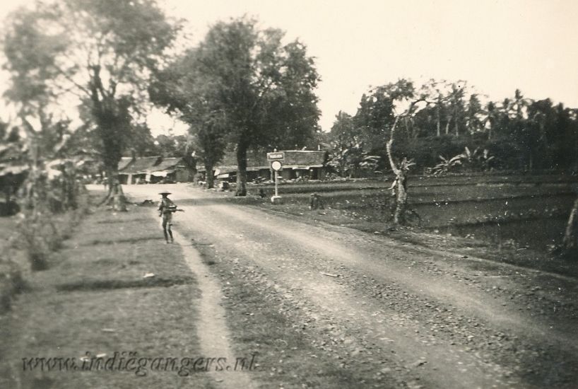258 de kampong met een weg op de voorgrond
