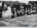 a21 Groepsfoto bij drogende rijst te Paningarang