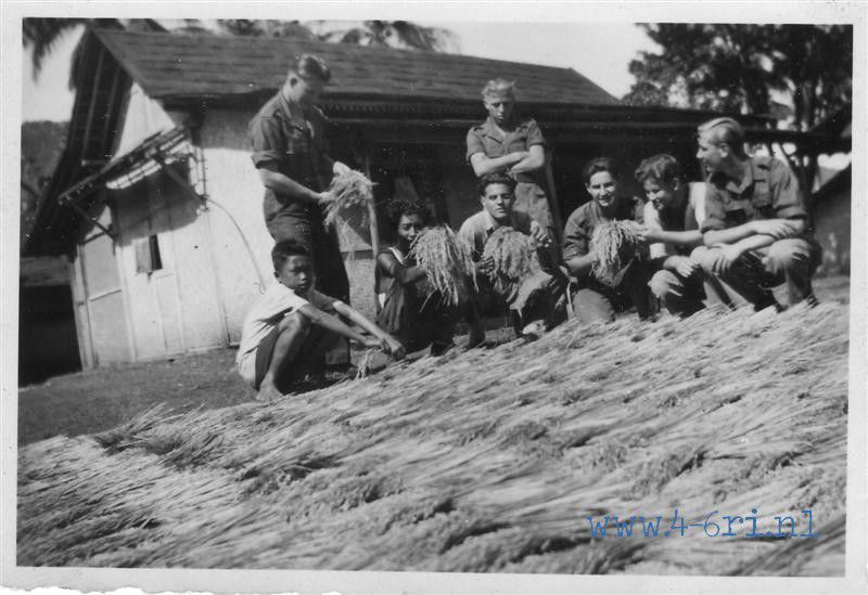 a21 Groepsfoto bij drogende rijst te Paningarang