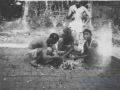 100 Schoonmaken van een kip te Sikowang 1948