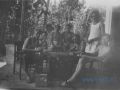 106 Achter de olienootjes te Sikowang 1948