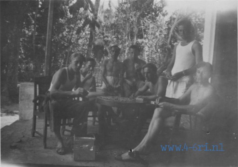 106 Achter de olienootjes te Sikowang 1948
