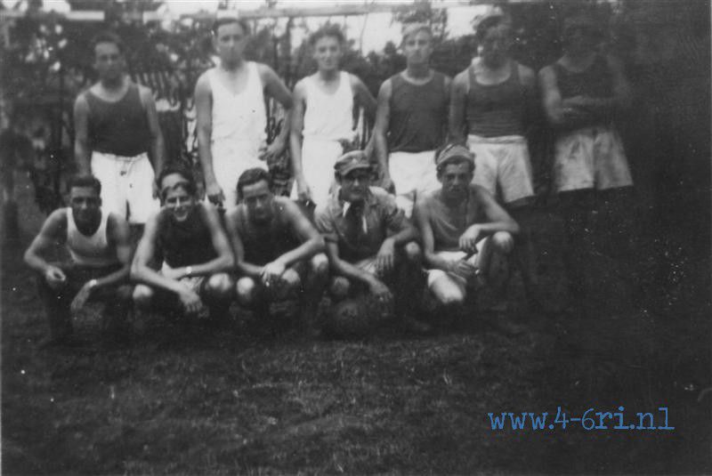 116 Ons voetbal elftal te Pengarit 1947