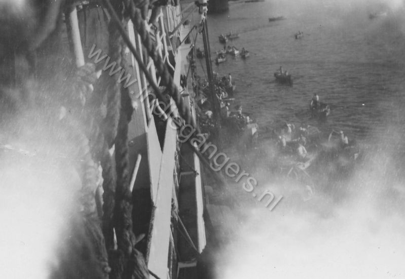 17   Port Said 29 juni 1947 om 17 30 Handelslui in bootjes die zich aan ons vastklampen en hun waar aanbieden   137